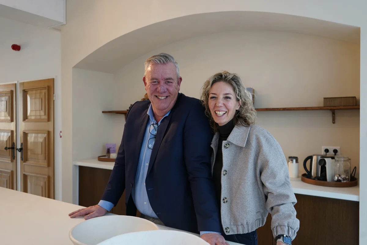 Twee medewerkers van Heerlijk Thuis aan de balie in de showroom