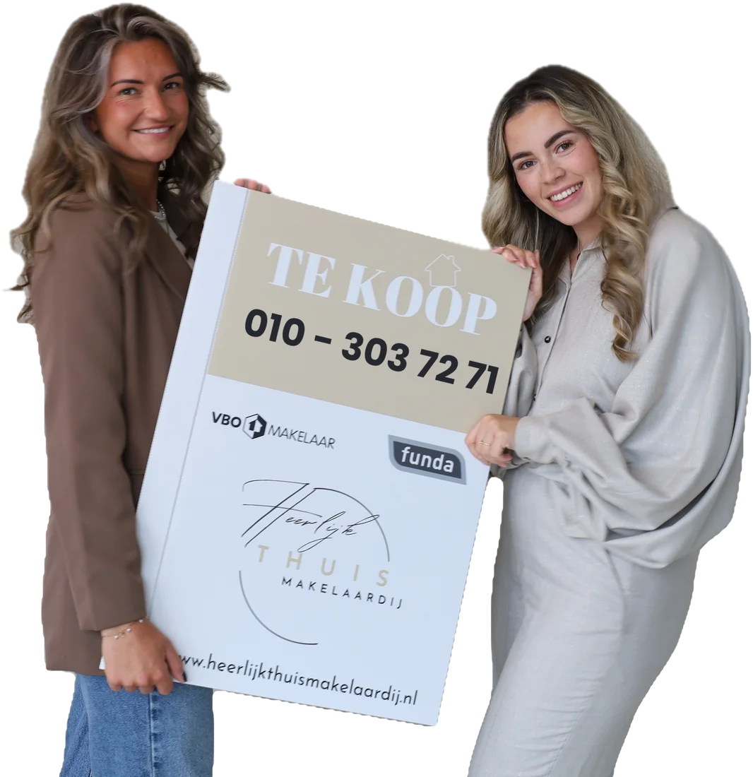 Emma Bout en Roxy-Joy van der Flier van Heerlijk Thuis Makelaardij met een Te koop-bord