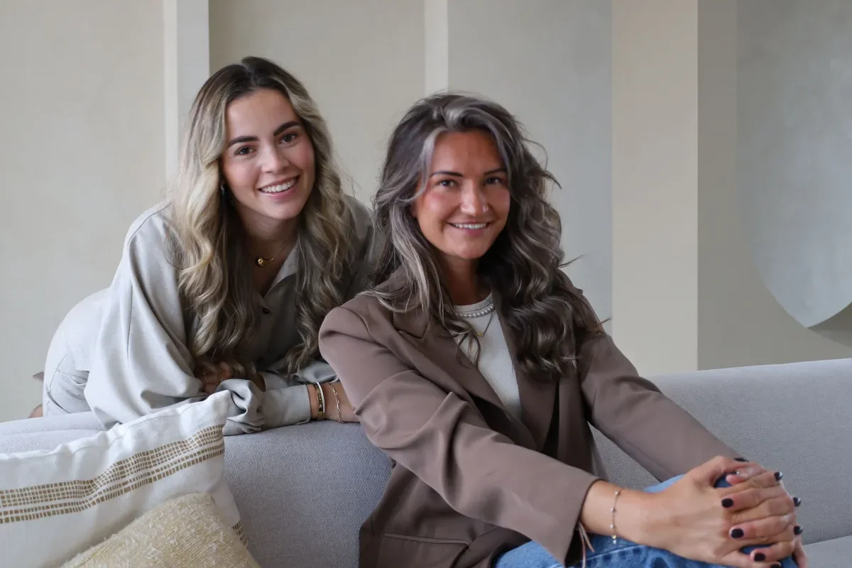 Twee makelaars van Heerlijk Thuis in de showroom in Vlaardingen