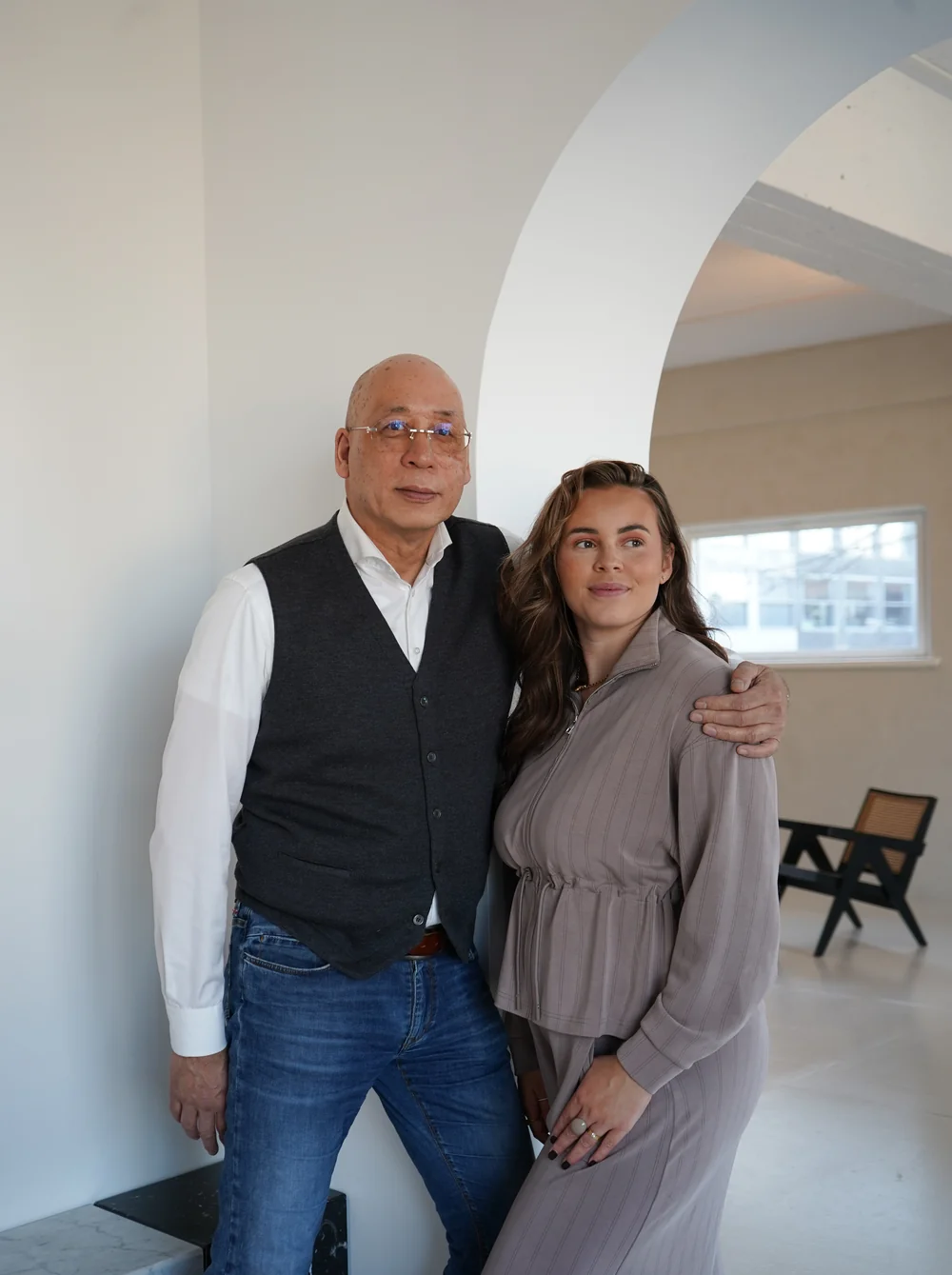 Twee collega's van Heerlijk Thuis in de showroom in Vlaardingen