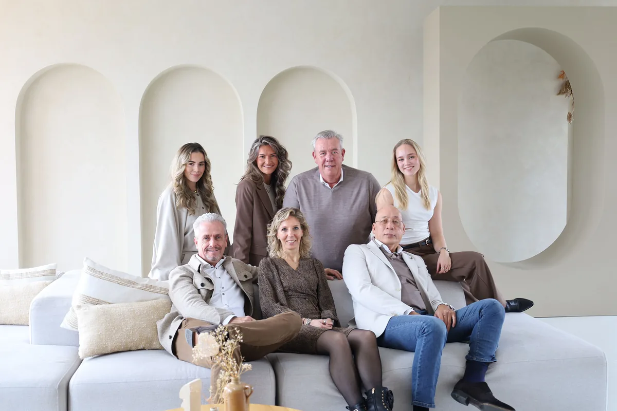 Het team van Heerlijk Thuis samen op de bank in de showroom