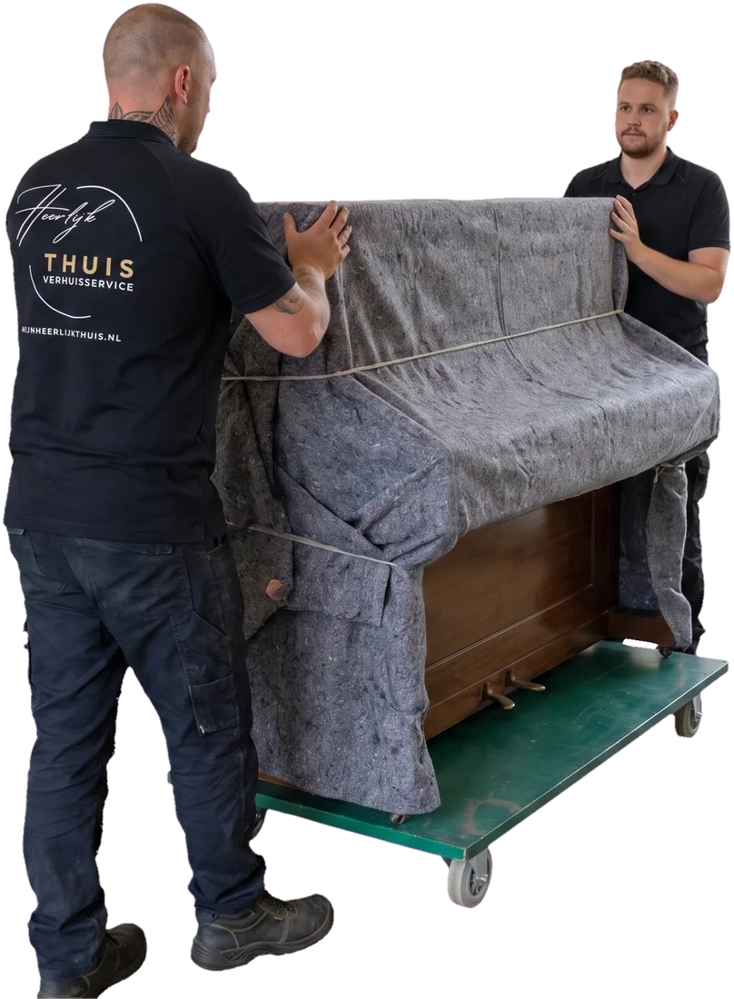 Twee verhuizers van Heerlijk Thuis Verhuisservice rijden een in verhuisdekens verpakte piano op een meubelhondje