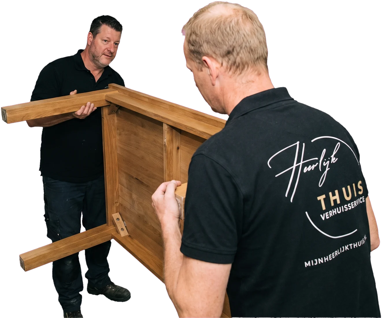 Twee verhuizers van Heerlijk Thuis Verhuisservice dragen samen een eettafel op zijn kant
