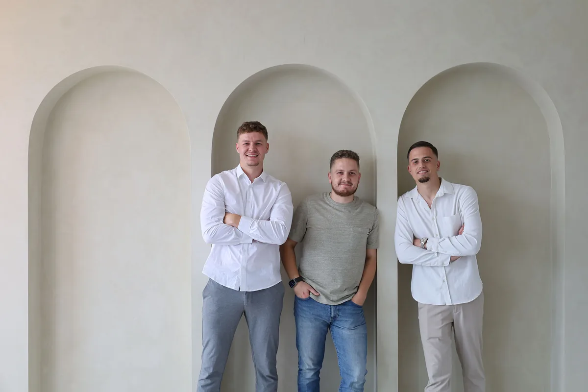 Berend Meijer, Boris Meijer en Thijs Oomen van het verhuisteam in de showroom in Vlaardingen